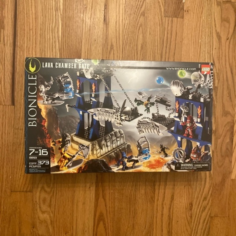 Lego Bionicle Lava Chamber Gate  8893 - 373  pcs NIB